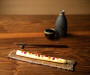 Asparago_bianco_di_Bassano_del_Grappa_crema_di_miso_peperoncino_di_Kyoto_fiori__Gaia_Menchicchi