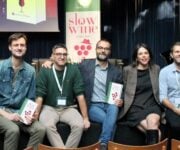 I curatori della guida Slow Wine 2023: Paolo Camozzi, Gabriele Rosso, Giancarlo Gariglio, Federica Randazzo e Jonathan Gebser – ph Canio Romaniello