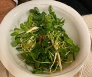 Rapunssoli in insalata con lardo e aceto