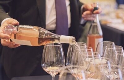 Sommelier che versa vino