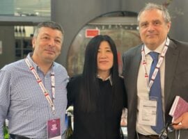 Ds sinistra Federico Latteri, Stevie Kim e Fabrizio Carrera in una degustazione al Vinitaly dedicata ai vini dell’Etna