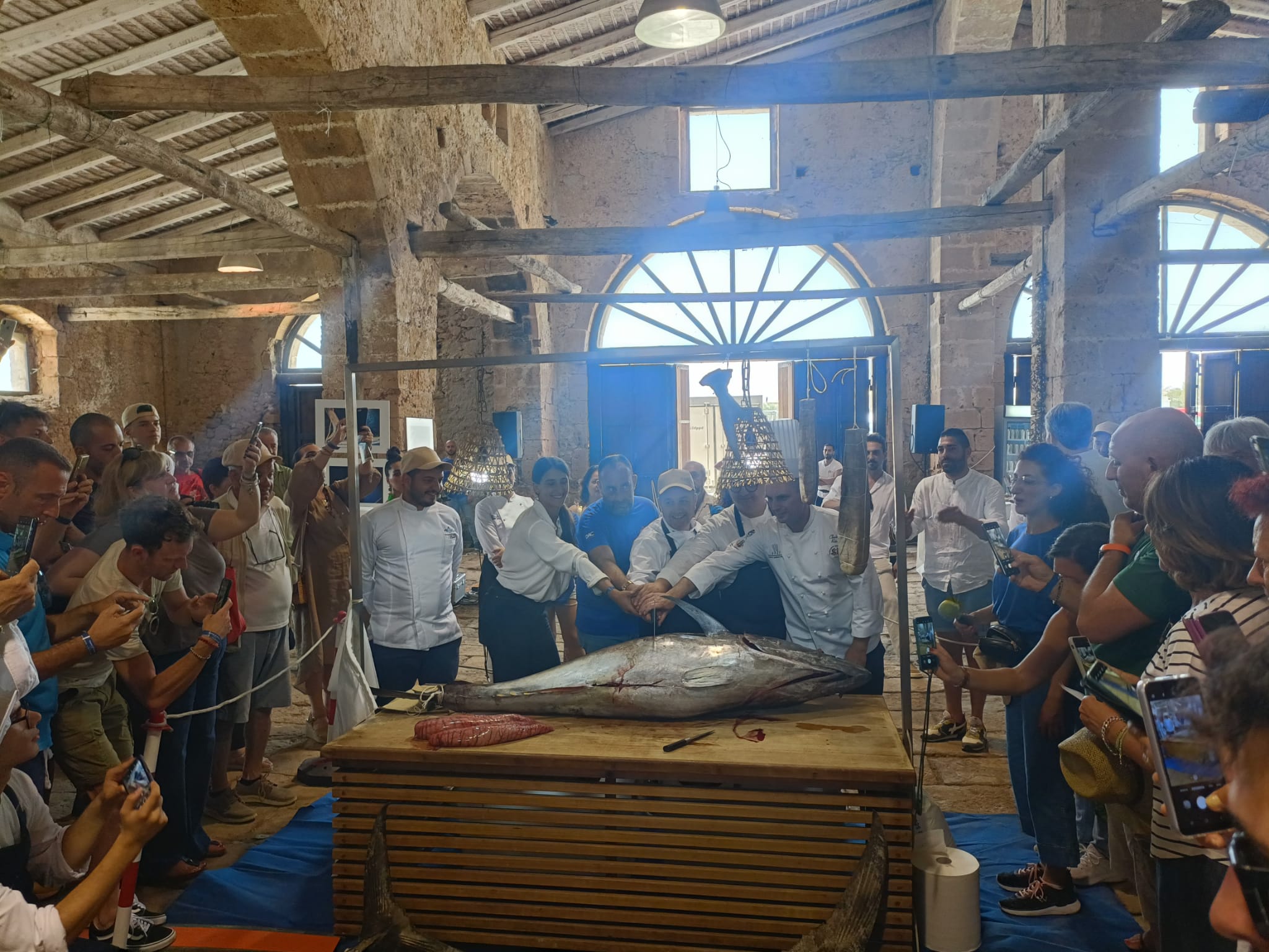 Taglio del tonno rosso con il maestro salatore Alfio Visalli e lo chef Ciccio Sultano