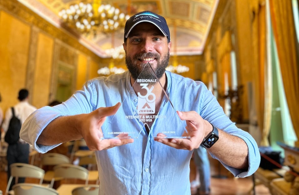 Saverio Borgia con il premio Agorà