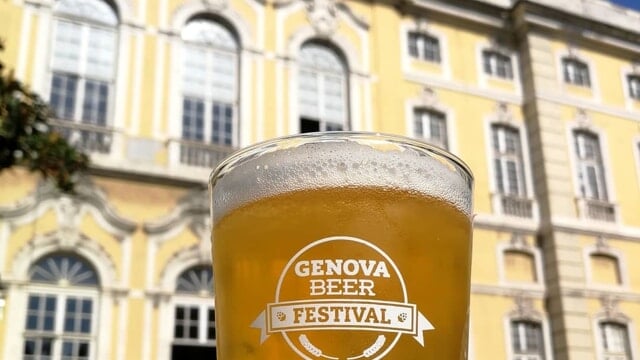 Un bicchiere con il logo del Genova beer festival