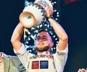 Benedetto di Lorenzo con il premio e il sindaco Francesco La Sala