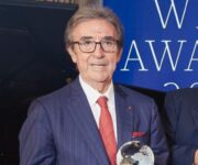 Riccardo Cotarella con il premio alla carriera