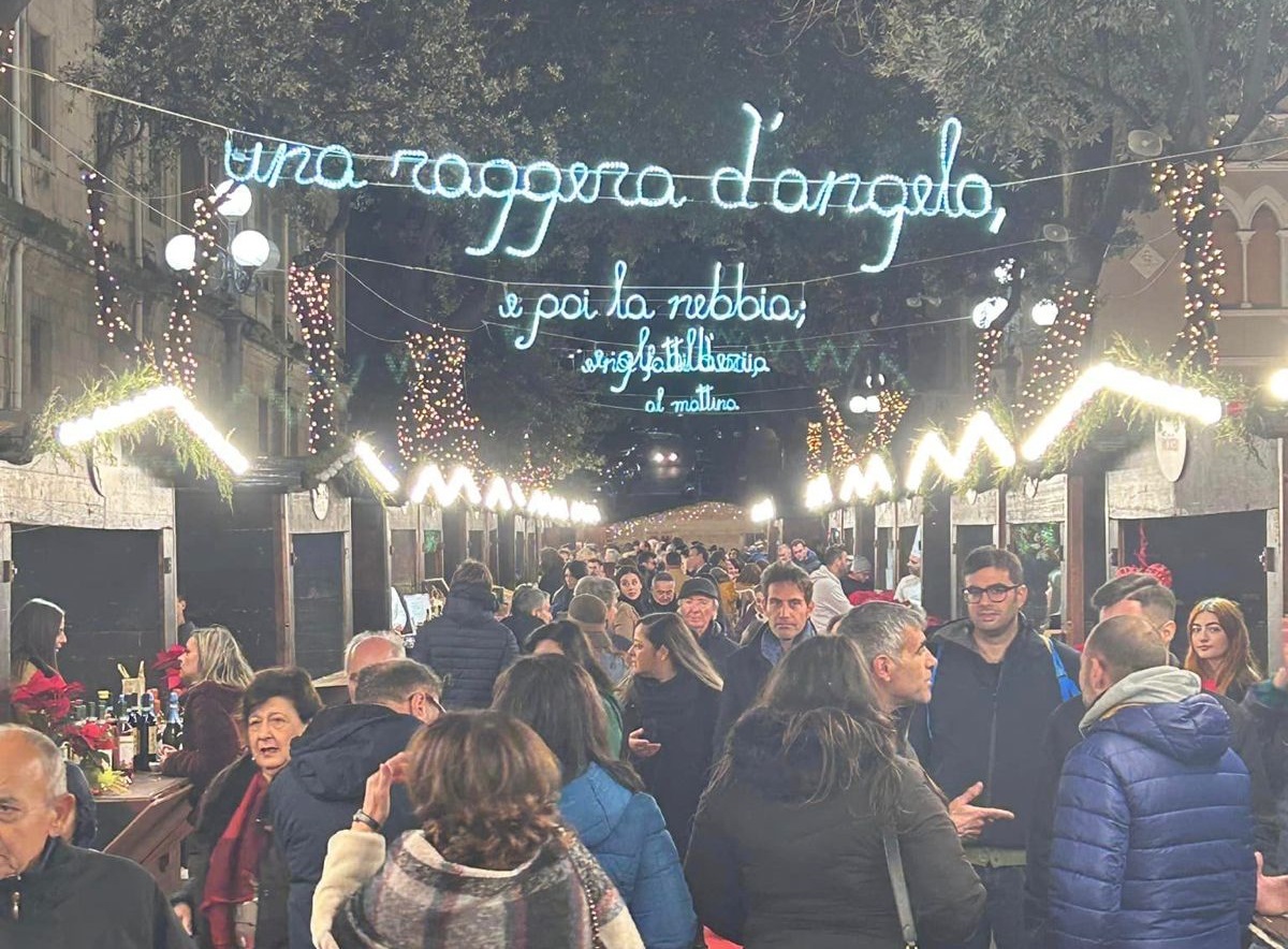 Folla al Christmas village