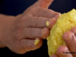 Un’arancina in fase di preparazione