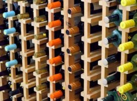 Bottiglie in enoteca – ph paulbr75 da Pixabay