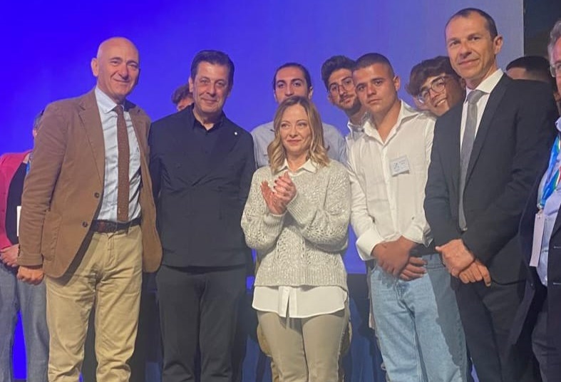 Il presidente Giorgia Meloni consegna il premio agli studenti di Marsala