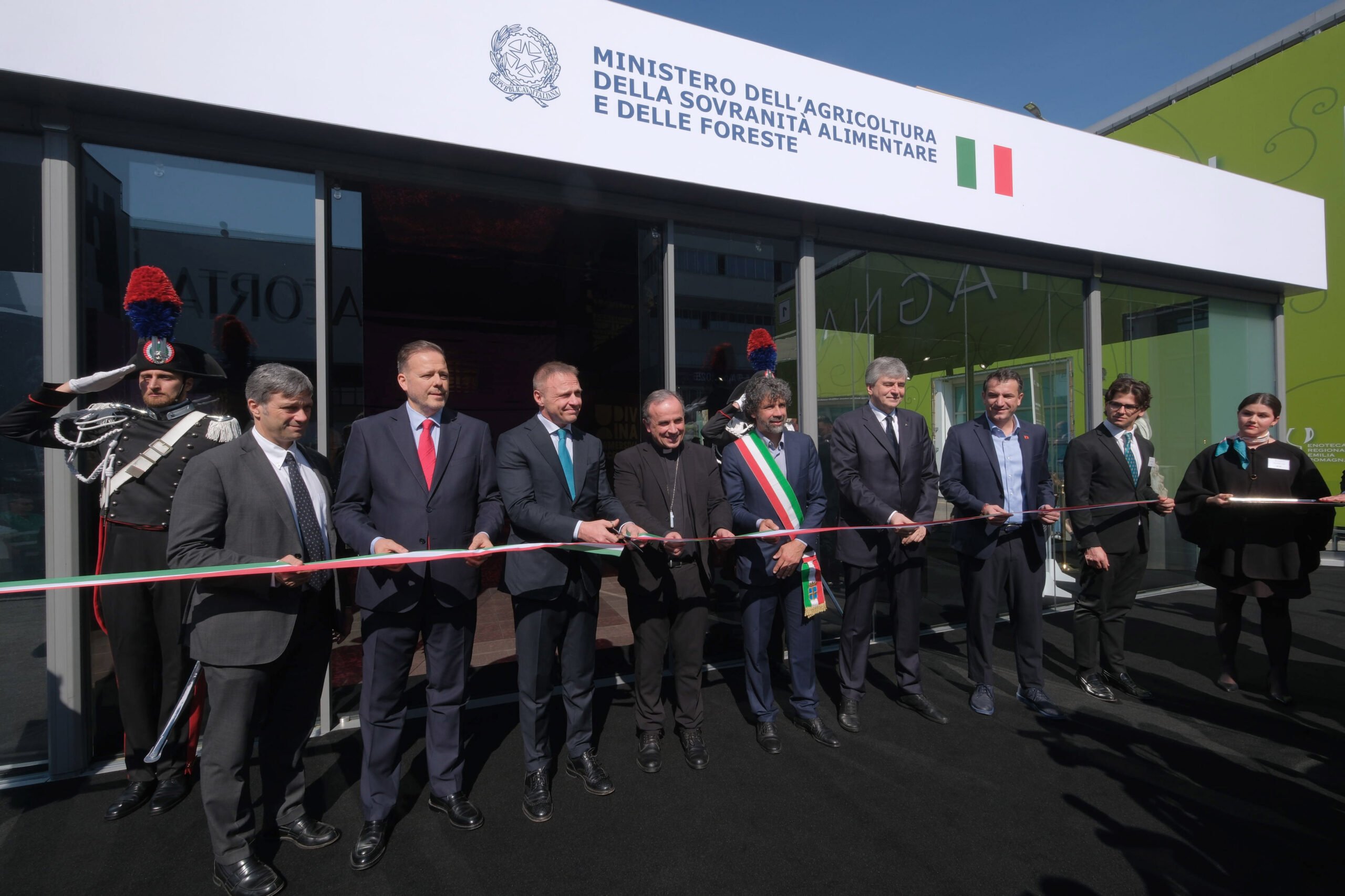Taglio del nastro dello stand Masaf a Vinitaly 2024