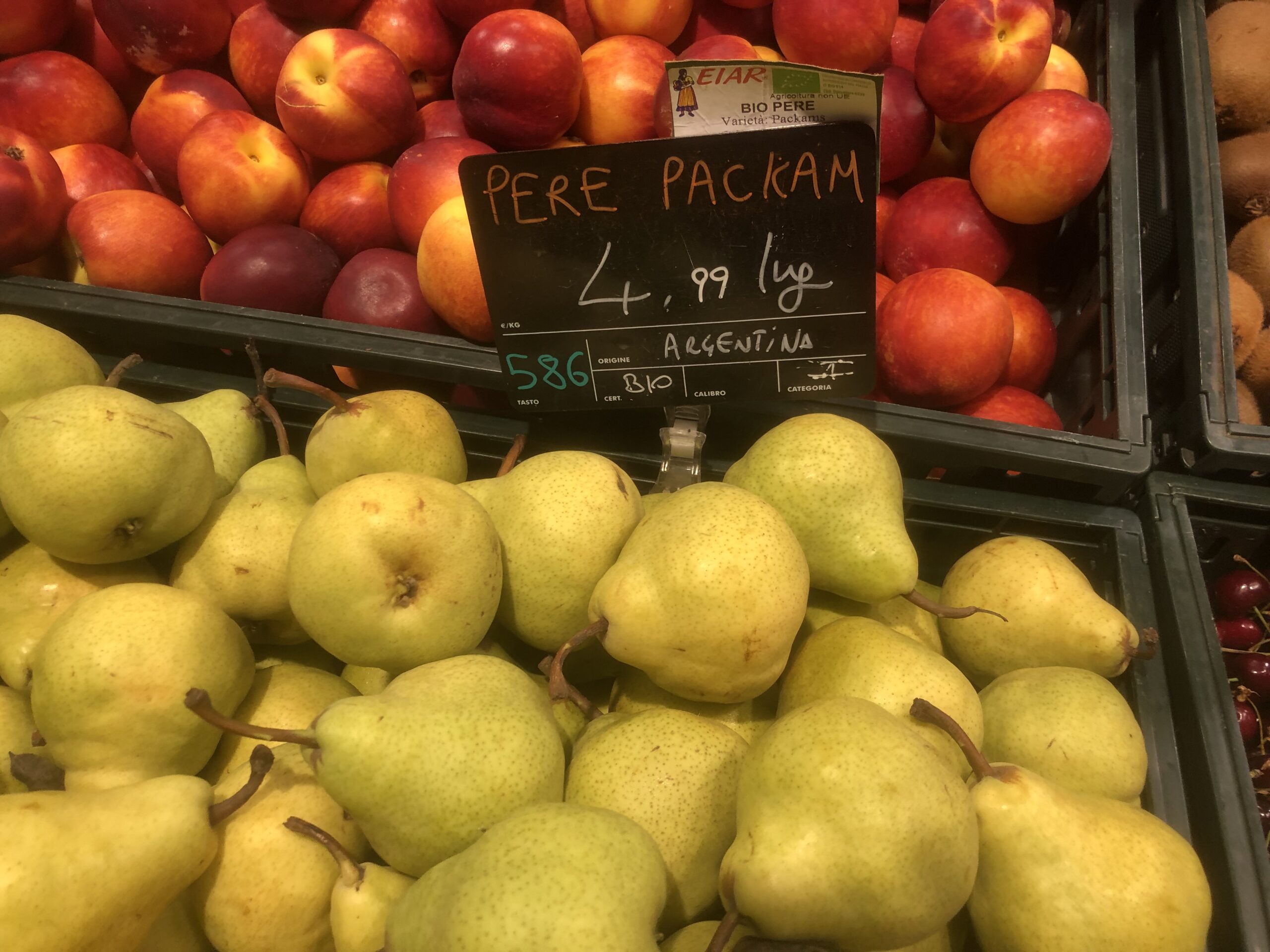 Pere provenienti dall’Argentina sugli scaffali del supermercato NaturaSì di Palermo