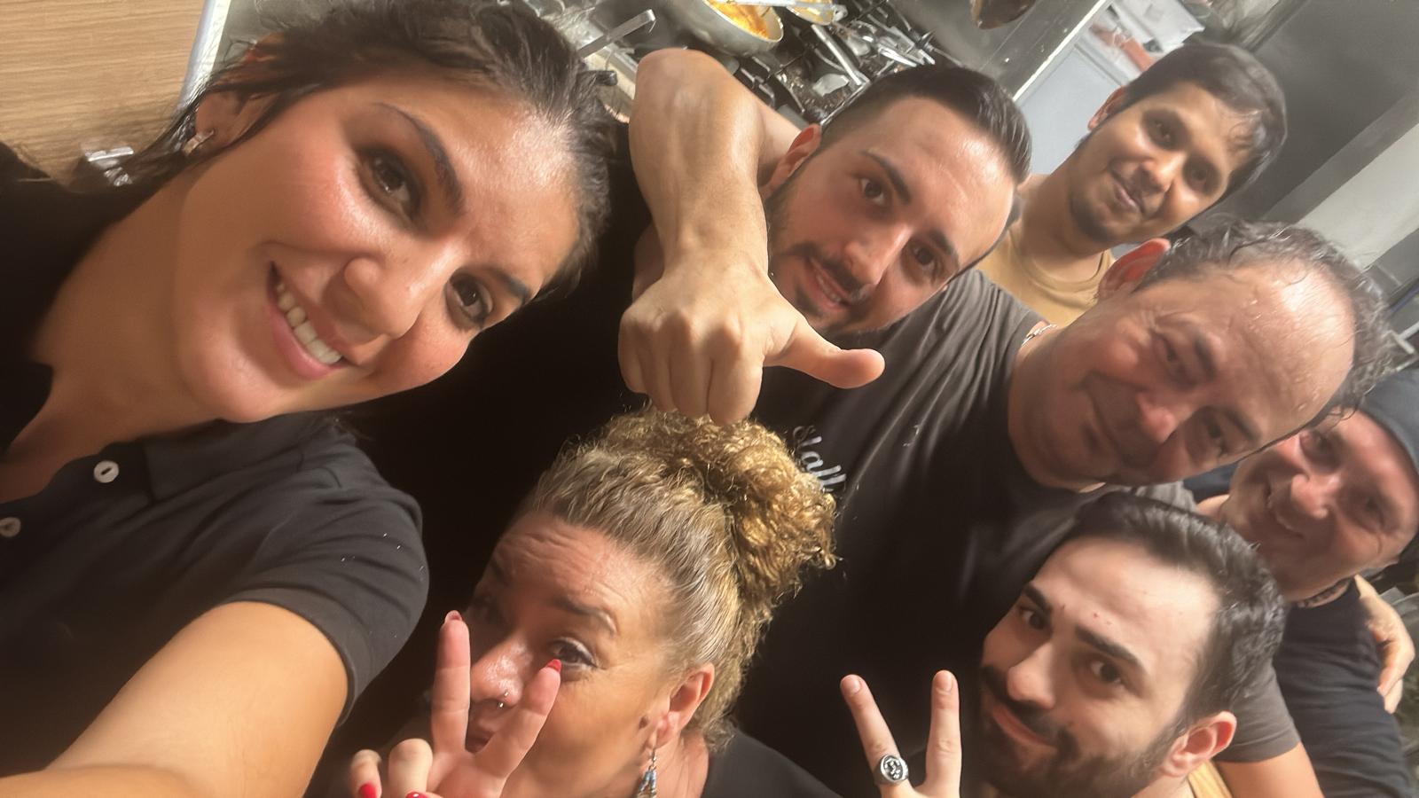 Lo staff di Salumeria Alcolica a Palermo: da sinistra la titolare Carmela Rita Cannariato, Francesca, Roberto, Antonio Lauricella, Gianluca, Franco e Hamed