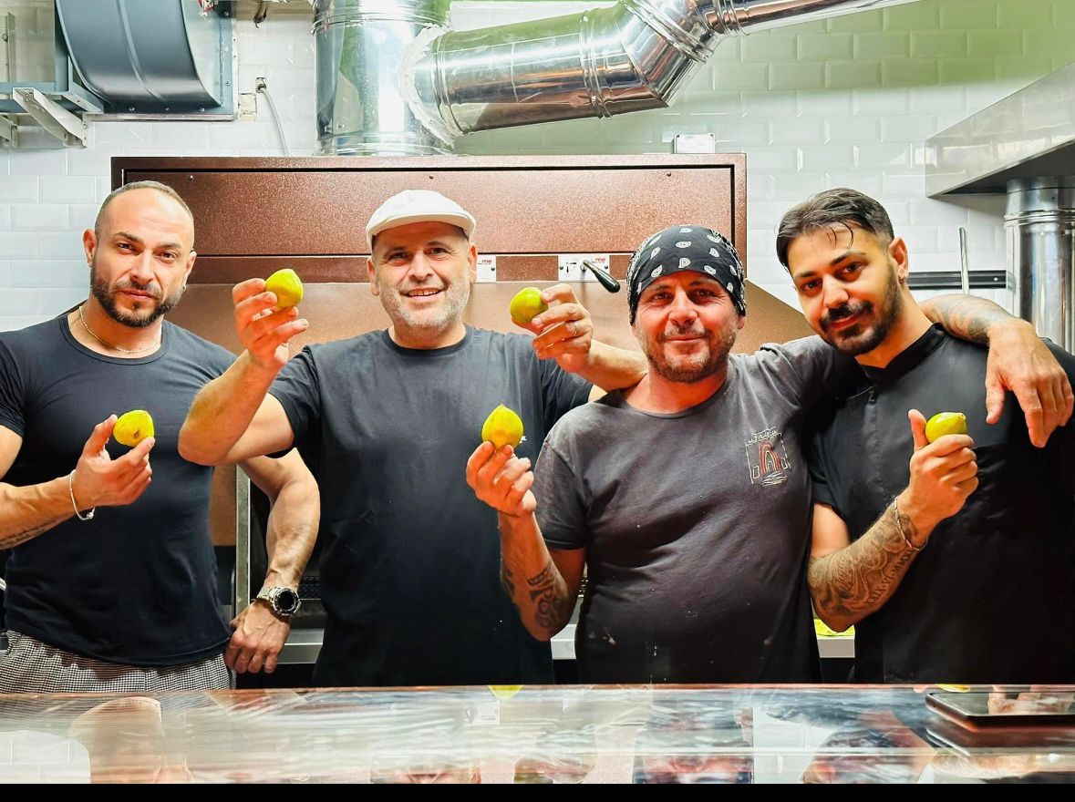 Da sinistra Marco Giarraffo, Franco Fazio, Francesco Locacciato e Giovanni Di Malta: lo staff della pizzeria “L’Alice Innamorata” di Pantelleria