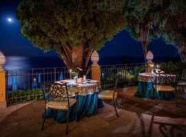 Il ristorante Bàtu del Grand Hotel San Pietro di Taormina, uno dei 25 nuovi ingressi in Guida