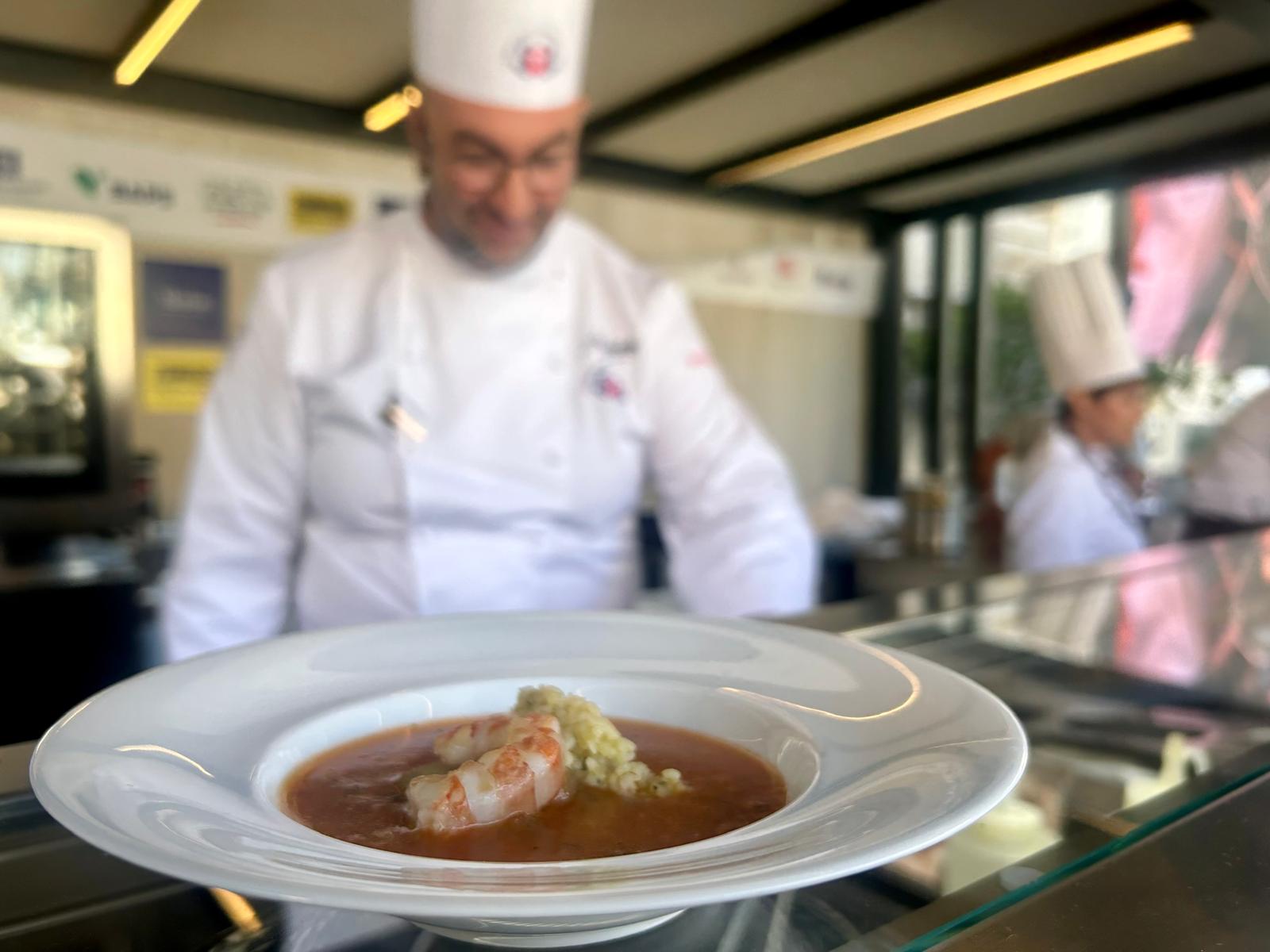 Il riccio nello scoglio e la deliziosa Minestra di crostacei con grano spezzato alle castagne di Seby Sorbello ai Colori del Gusto di Acireale