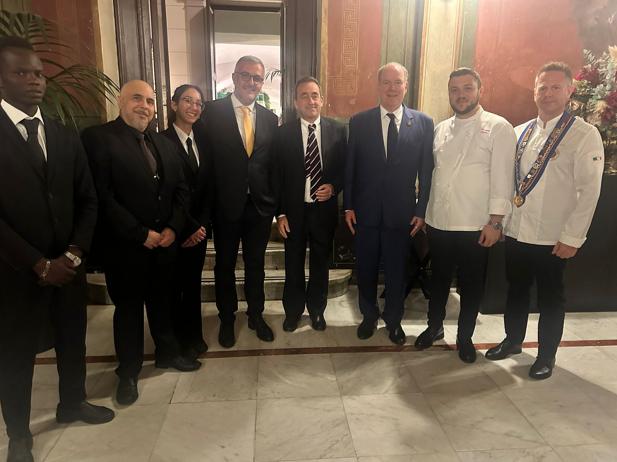 Il principe Alberto II di Monaco con il team del ristorante I Giardini del Massimo