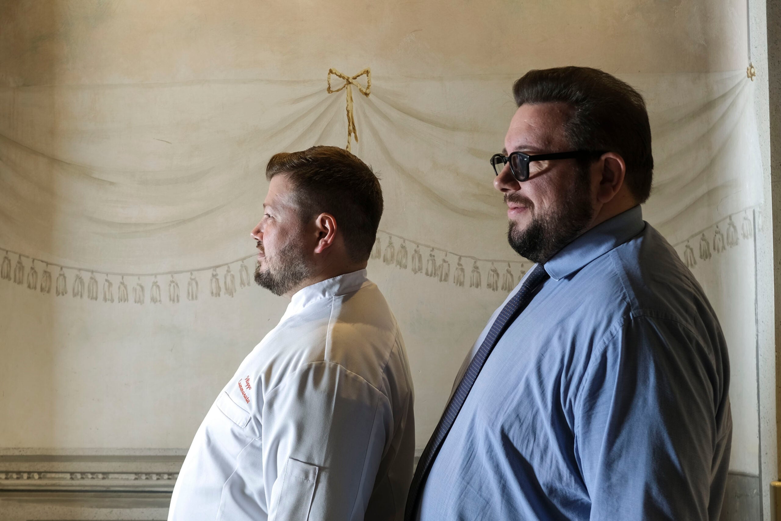 Da sinistra lo chef Filippo Cammarata e Marco Carminati, proprietario di Osteria Tre Gobbi a Bergamo