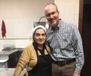 Kevin Harvey insieme a Paolina Anzalone del ristorante San Giorgio e Il Drago a Randazzo durante una sua visita sull’Etna