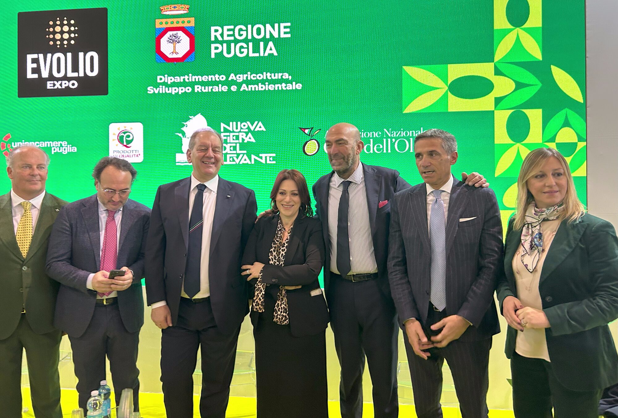 Foto di rito al taglio del nastro per Evolio Expo