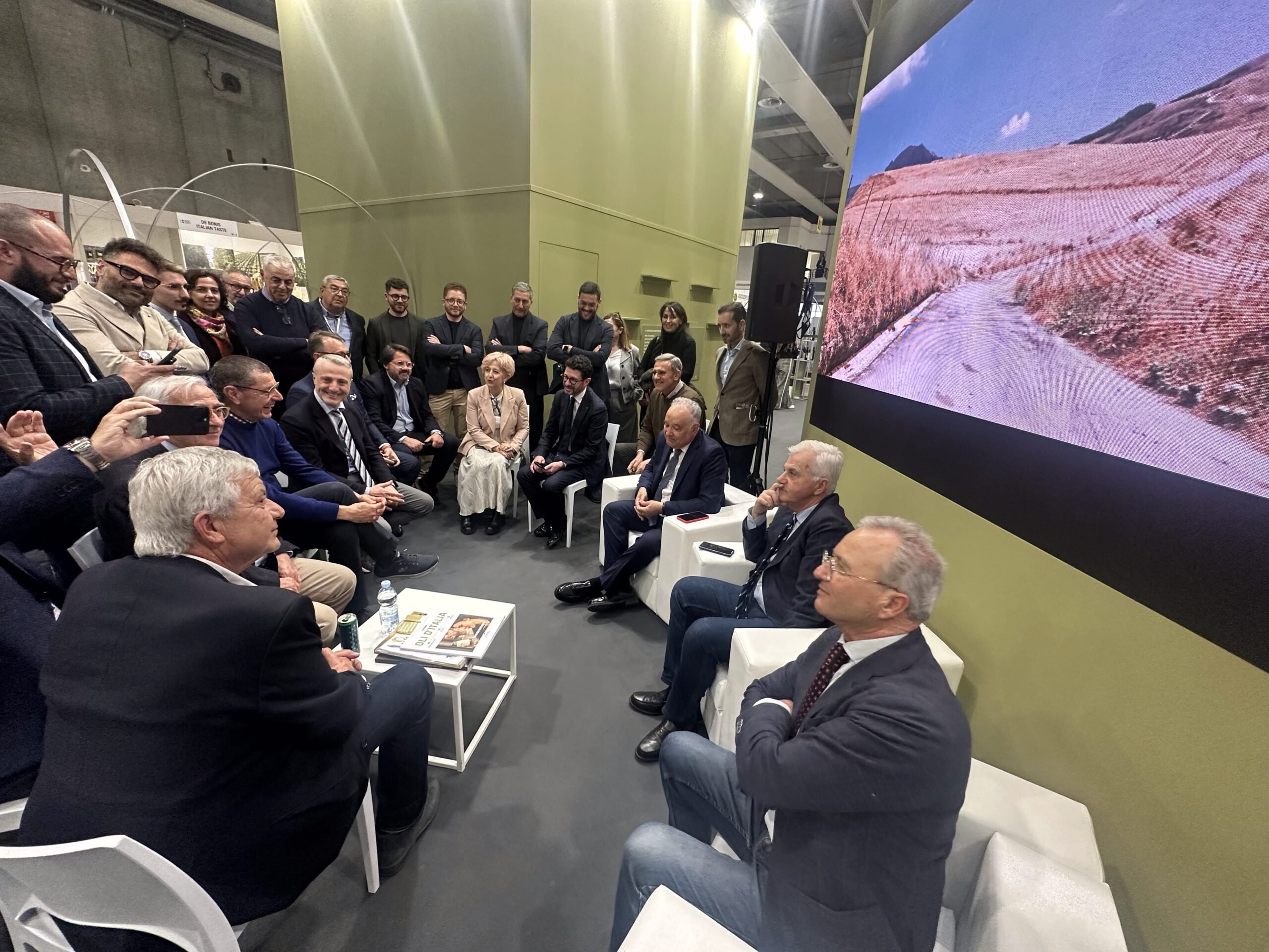 Un momento dell’incontro tra i consorzi di olio siciliano e l’assessore Barbagallo