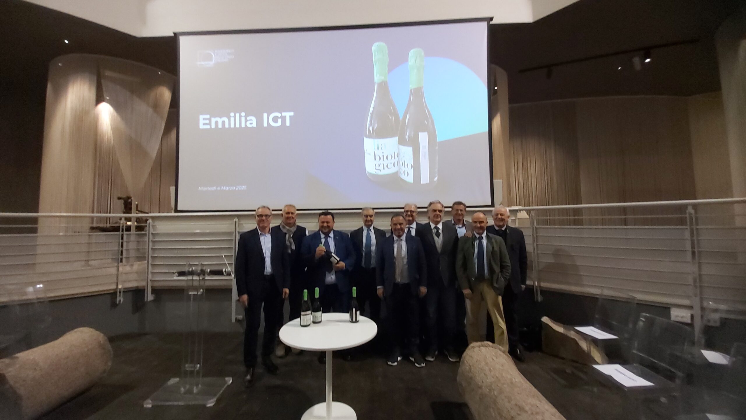 La presentazione della fascetta per i vini Emilia Igt