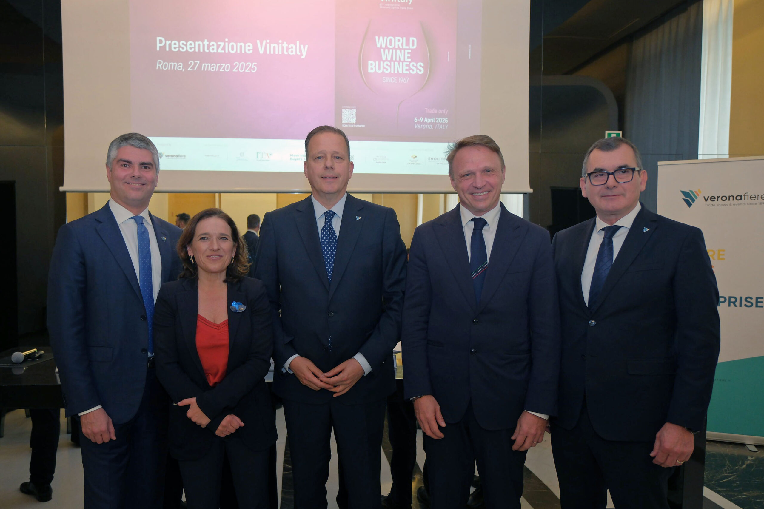 La presentazione a Roma di Vinitaly 2025: da sinistra Adolfo Rebughini, Alessia Rotta, Federico Bricolo, Francesco Lollobrigida e Maurizio Danese – EnneviFoto