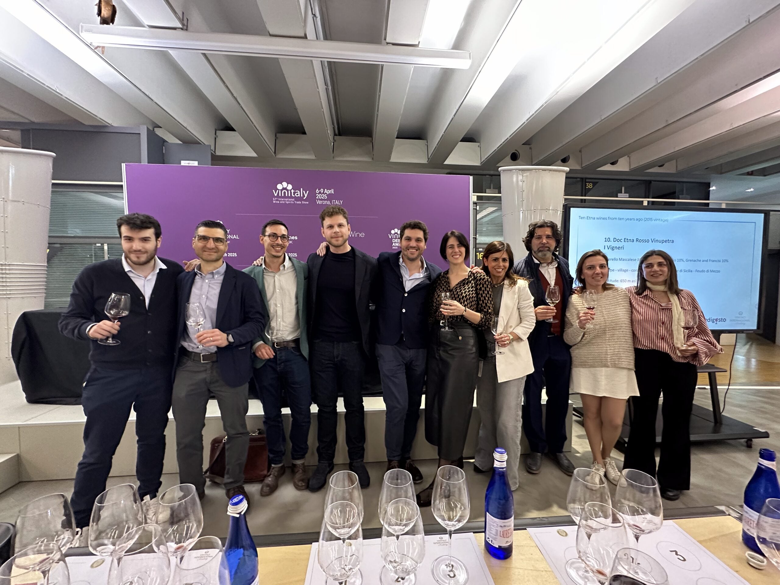 Da sinistra a destra: Santo Neri (Neri), Calogero Statella (Famiglia Statella), Pierluca Beneventano (Barone Beneventano della Corte), Alberto Assennato (Cantoneri), Andrea Farinetti (Palmento Carranco), Giulia Monteleone (Monteleone), Michela Maugeri (Maugeri), Giancarlo Tommasi (Ammura), Giusi Calcagno (Calcagno), Lisa Capretti (enologo DBA)