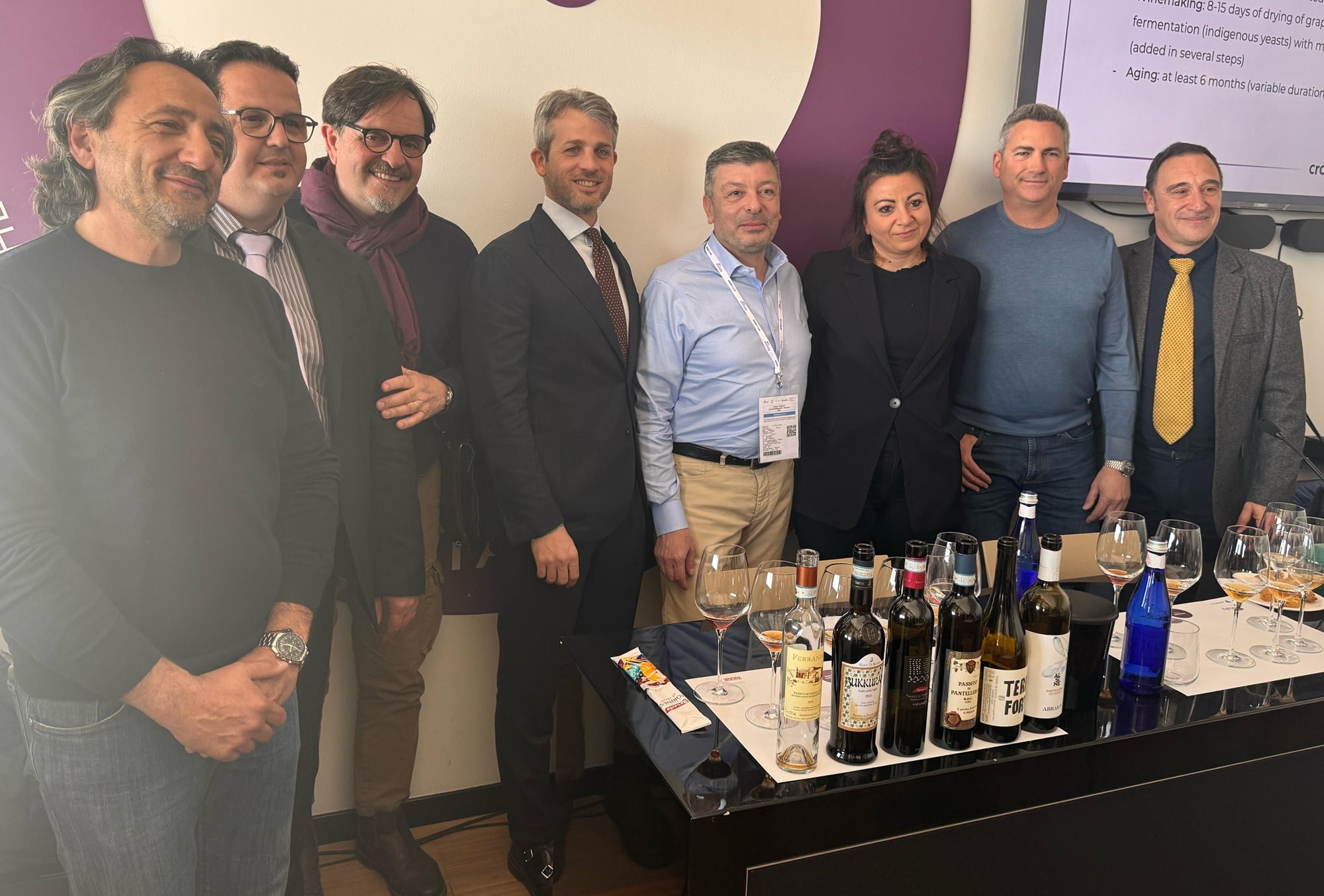 I produttori e parte dell’amministrazione comunale di Pantelleria al Vinitaly