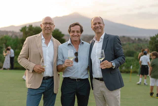 Da sinistra Andrea Scrofani, Mario Paoluzi e Francesco Scrofani, proprietario del Picciolo Etna Golf Resort & Spa