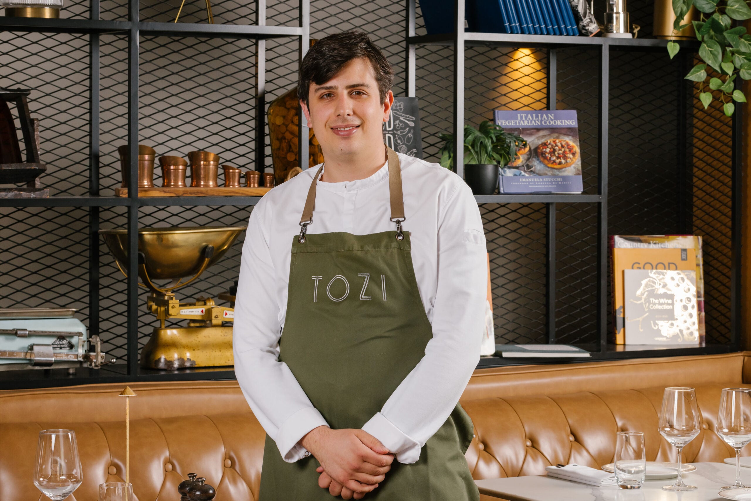 Gaetano Verde nel ristorante Tozi – ph Rebecca Hope