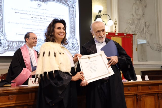Carlin Petrini mentre riceve il dottorato honoris causa dal rettore dell’università di Messina Giovanna Spatari