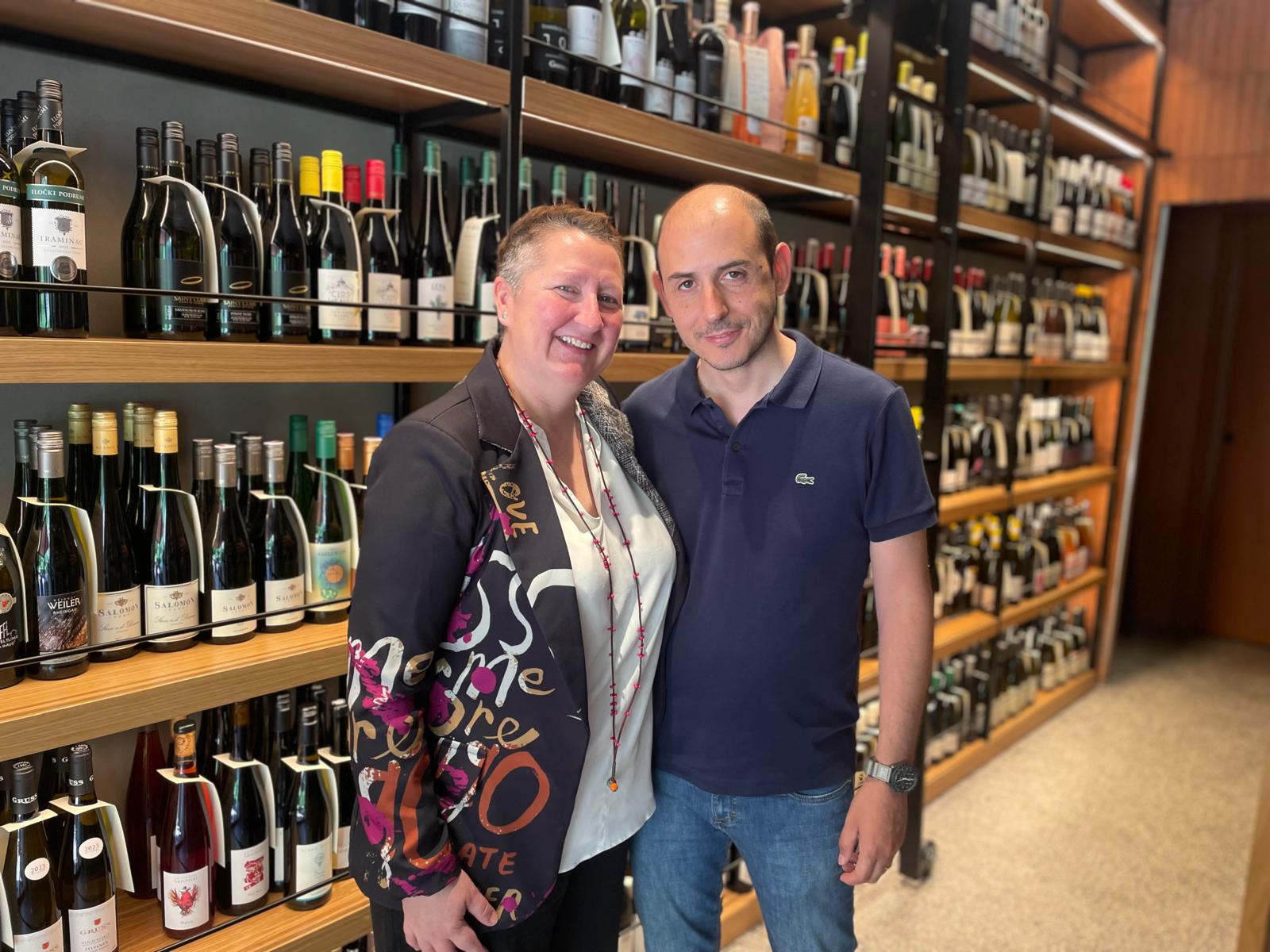 Emilio Costa con Alessandra Surdo nella nuova enoteca L’Angolo Divino