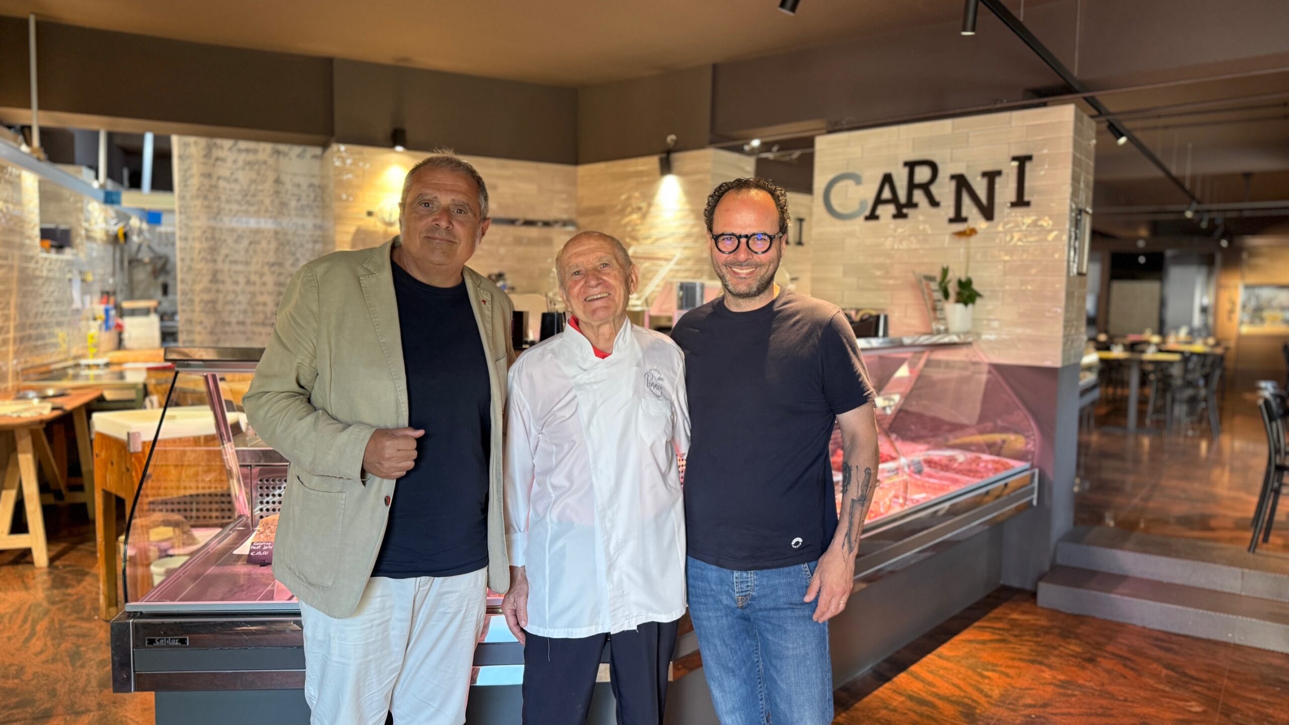 Fabrizio Carrera con Saro Pennisi e il figlio Luciano, protagonisti della nuova puntata di Buona Terra