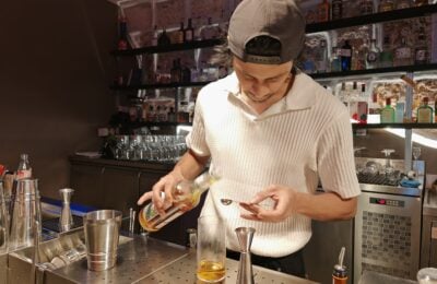 Nadeem Hayder mentre prepara un cocktail