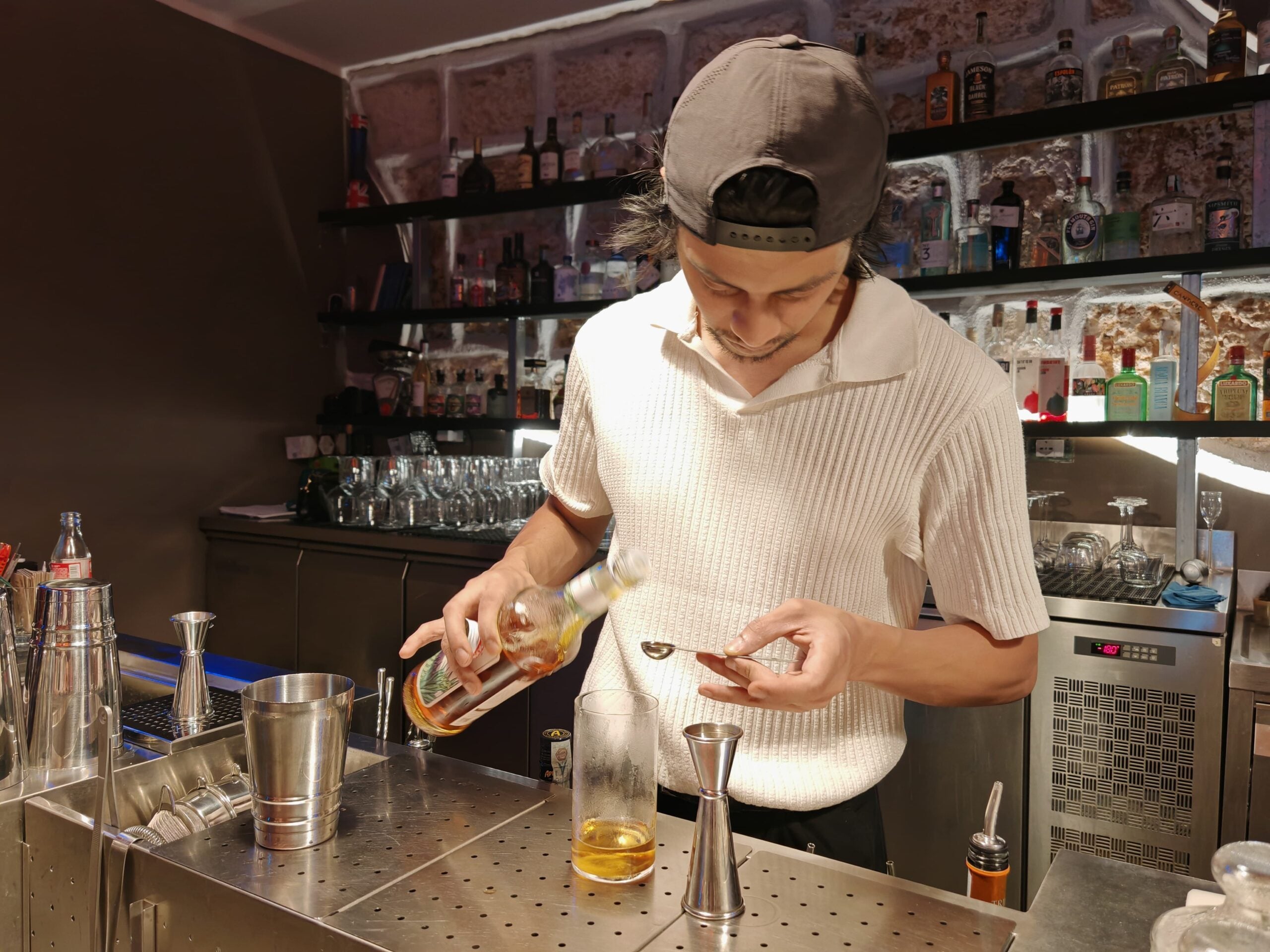 Nadeem Hayder mentre prepara un cocktail