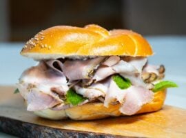 Panino con porchetta di suino nero dei Nebrodi