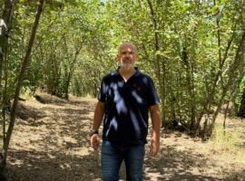 Antonio Natoli nella sua azienda a Librizzi (Messina)