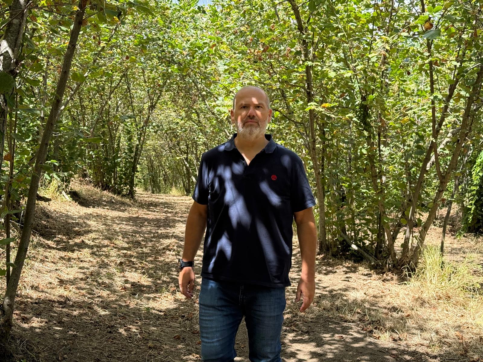 Antonio Natoli nella sua azienda a Librizzi (Messina)
