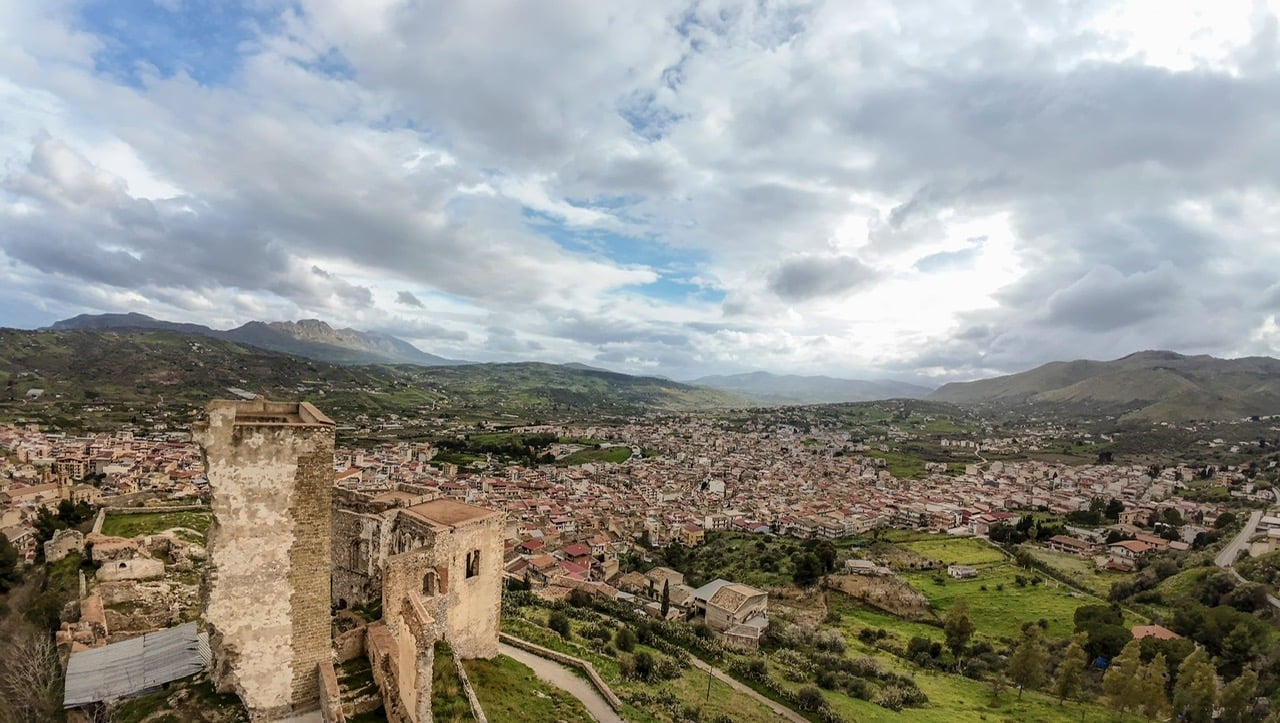 Misilmeri – Panoramica del paese e del castello