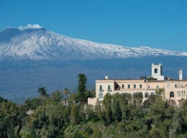 Il San Domenico Palace, sullo sfondo l’Etna. Photo: Peter Vitale
