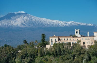Il San Domenico Palace, sullo sfondo l’Etna. Photo: Peter Vitale