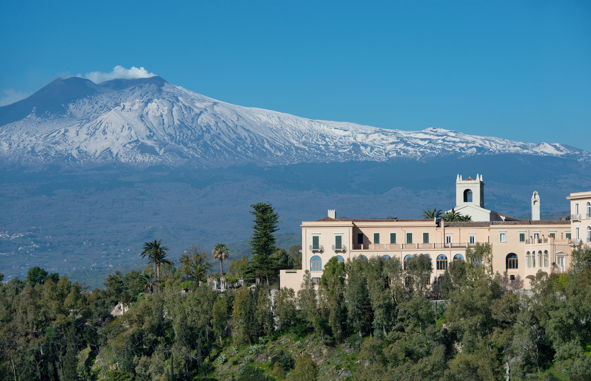 Il San Domenico Palace, sullo sfondo l’Etna. Photo: Peter Vitale