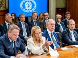 Il presidente del Consiglio Giorgia Meloni tra i ministri Francesco Lollobrigida e Adolfo Urso al tavolo tecnico sul vino