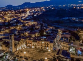 Una veduta dall’alto di Santa Venerina