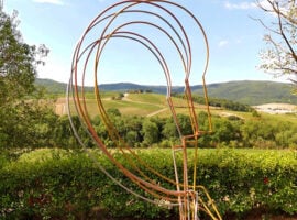 Ciclo infinito – Endless cycle, la scultura in ferro e travertino di Giulia Lapenta che riflette sul rapporto tra uomo, natura e tecnologie