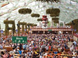 Il tendone dell’Hofbräuhaus all’Oktoberfest di Monaco di Baviera