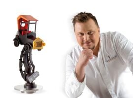 Emmanuele Forcone con una delle sue sculture di cioccolato