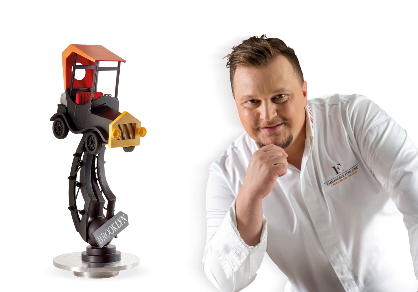 Emmanuele Forcone con una delle sue sculture di cioccolato