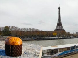 Panettone con Torre Eiffel sullo sfondo